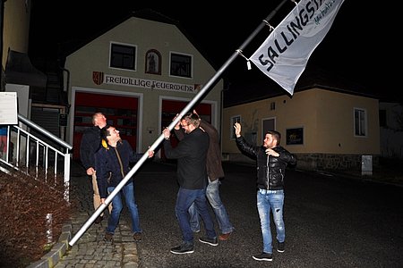 Josef Bauer, Thomas Russ, Bernhard Kaufmann, Harald Zauner und Michael Hipp stellten die erste Jubiläumsfahne beim Dorfzentrum auf.