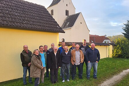 Die Friedhofsmauersanierung ist abgeschlossen: Gerhard Hipp, Karin Böhm, Günther Müllner, Franz Danzinger, Herbert Sitte, Pater Daniel Gärtner, Gerhard Haider, Walter Gretz, Gerhard Dum, Reinhard Wagner, Bernhard Kaufmann und Roman Wagner. Nicht am Bild sind: Manfred Ruß, René Steininger und Alexander Scheidl