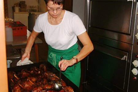 Klaudia Hipp schaut darauf dass der Ganslbraten gelingt