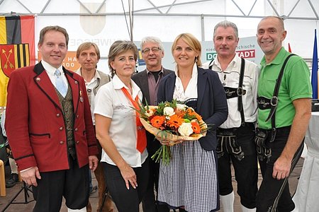 Die Region konnte im Radio-NÖ-Frühschoppen mit allen Vorzügen bestens präsentiert werden: Musiker Franz und Johann Rauch, Geschäftsführerin Roswitha Schaden, Museumsleiter Herbert Hödl, Radio-Moderatorin Birgit Perl, Bgm. Johann Hölzl und Vzbgm. Josef Schaden