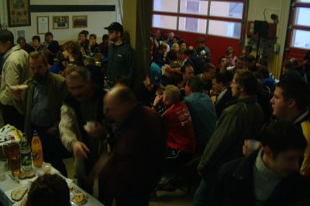 Bei der Siegerehrung war das Feuerwehrhaus voll besetzt