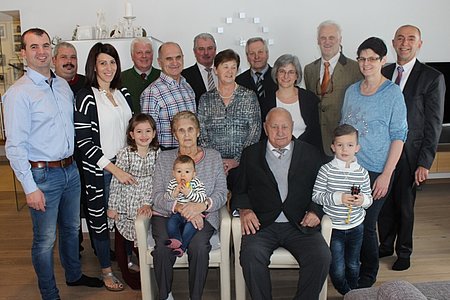 vorne: Lilly Hipp, Agnes Hipp mit Luis Hipp, Karl Hipp, Linus Hipp 2. Reihe: Dietmar und Margit Hipp-Schnabl, Gerhard und Gertrude Hipp, Anita Poppinger, Doris Hipp 3. Harald Zauner, Martin Wally, Bgm. Johann Hölzl, Johann Weber, Bezirkshauptmann Dr. Michael Widermann, Vizebgm. Josef Schaden