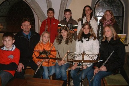 Karl Poppinger mit den jungen Musikern umrahmen die Kindermette