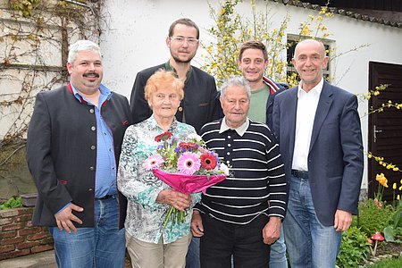 Foto v.l.:Harald Zauner, Markus Rabl, Andreas Dum, Bgm. Josef Schaden;Leopoldine und Franz Haider