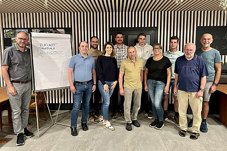 Paul Schachenhofer seitens der NÖ Dorf- und Stadterneuerung mit Wolfgang Weitzenböck, Christopher Edelmaier, Margit Hipp-Schnabl, Alexander Scheidl, Walter Gretz, Paul Scheidl, Roswitha Oberbauer, Wally Stefan, Pater Daniel Gärtner und Bürgermeister Josef Schaden