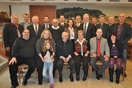 Norbert Steiner, Heidemarie und Luise Steiner, Josef Weitzenböck, Gattin Gertrude Weitzenböck, Wolfgang Weitzenböck, Anita Weixelbaum, dahinter: Harald Zauner, Dietmar Hipp, Josef Bauer, Thomas Ruß, Pfarrer Daniel Gärtner, Christian Hipp, Anne Blauensteiner, Anton Hipp, Bgm. Johann Hölzl, Walter Hipp, Franz Blauensteiner, Johann Weber, Vizebgm. Josef Schaden