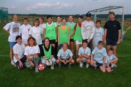 Damen, Jungdamen und Kinder messsen sich beim Fussballspiel