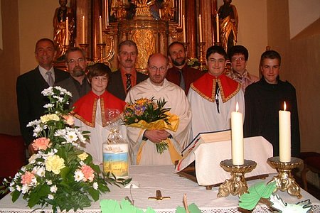 P. Daniel mit den Gratulanten GGR Josef Schaden, GGR Erich Schmid, Michael Poppinger, Bürgermeister Johann Hölzl, Pfarrgemeinderatsobm.stv. Walter Gretz, Christopher Edelmaier, Gabriele und Martin Goldnagl (v.l.)