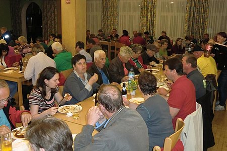 Die Verköstigung im großen Saal des Jugendgästehauses.