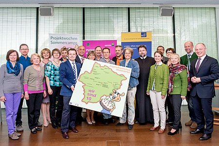 Tourismuslandesrätin Dr. Petra Bohuslav; Mag. Helmut Miernicki (Geschäftsführer ecoplus GmbH); Vzbgm. Josef Schaden (Sprecher der ARGE Jugendtourismus); Mag. (FH) Andreas Schwarzinger (Geschäftsführer Waldviertel Tourismus) sowie Mitglieder der ARGE Jugendtourismus