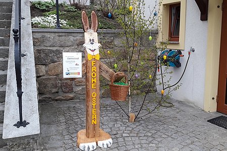 Der neue Walterschläger Osterhase lud im Eingangsbereich des Dorfhauses zum Eierpecken ein.