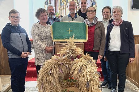 Ministrant Bernhard Krecek, Karin Böhm, Harald Zauner, Bgm. Josef Schaden, stellvertredender Vorsitzender des Pfarrgemeinderates Alexander Scheidl, Roswitha Oberbauer, Organist Gerhard Kastner und Anita Oppl