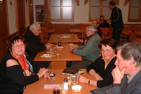 gemütliches Schnapsen im Dorfwirtshaus