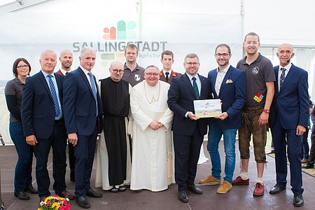 Gemeinsam mit Bürgermeister, Abt und Landesrat präsentiert das Dorfgeschichtsteam stolz das neue Buch Einischaun in unser Dorf