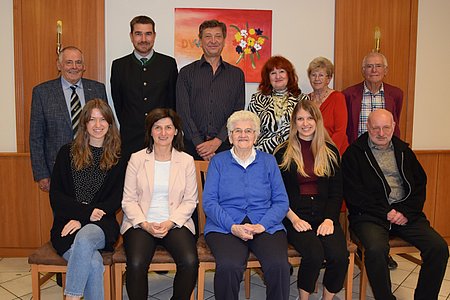 Der 90. Geburtstag von Leopoldine Jank - ein guter Grund zum Feiern:1. Reihe: Beate und Erna Binder, Leopoldine Jank, Barbara Binder sowie P. Daniel Gärtner2. Reihe: Seniorenbund-Vertreter Johann Schweizer, Ortsvorsteher Alexander Scheidl, Josef Binder, Herta Wasserburger sowie Helene und Josef Scheidl