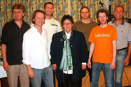 Einen witzigen und schwungvollen Konzertabend. gestalteten die fünf Musiker Josef Koppensteiner, Johannes Teuschl, Wolfgang Walter, Thomas Andorfer und Thomas Franz-Riegler mit Isolde Kerndl und Organisator Josef Schaden