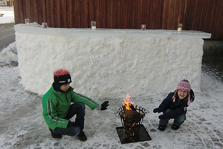 Die Wärme des Feuers tat gut, das haben auch Paul und Marie Scheidl so empfunden.