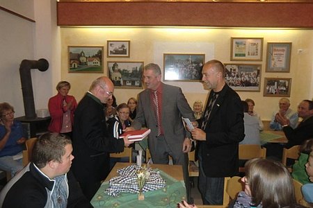 Die Gemeindeoberhäupter gratulierten und dankten mit "Schweigginger Heimatbücher".