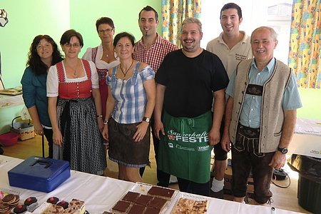 Der Bauernmarkt beim Stand des Verschönerungsvereins mit allen Mitwirkenden
