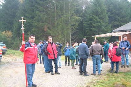 Die Gruppe von Oberstrahlbacher Wallfahrern auf dem Weg nach Waldenstein
