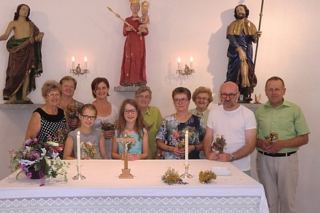 Helene Scheidl, Aloisia Kaufmann, Ministrantin Anna Kraft, Iris und Marie Scheidl, Rosa Lang, Gabriele Koller, Leopoldine Jank, P. Daniel Gärtner und Mesner Leopold Holzmüller