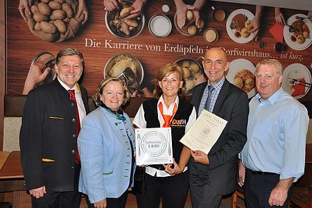 Wirtin Roswitha Schaden freut sich mit Gf.GR Günther Prinz, Abg.z.NR Bgm. Angela Fichtinger, Vgbm. Josef Schaden und Josef Bauer über die Auszeichnung des Wirtshauses mit dem AMA-Gastrosiegel