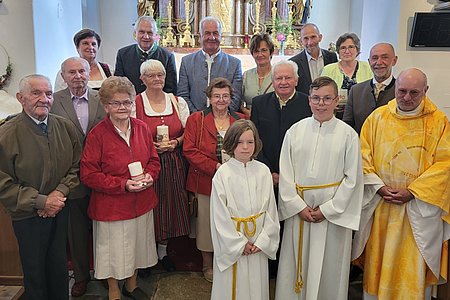 1. Reihe: Karl und Angela Schwaiger (60 Jahre), die Ministranten Felice Berger, Bernhard Krecek und Pfarrer P. Daniel Gärtner2. Reihe: Alois und Anna Müllner (60 Jahre), Anna und Fritz Poinstingl (50 Jahre) und Bürgermeister Josef Schaden3. Reihe: Maria und Erich Keindl (40 Jahre), Maria und Günter Hipp (40 Jahre), Walter und Monika Gretz (40 Jahre)