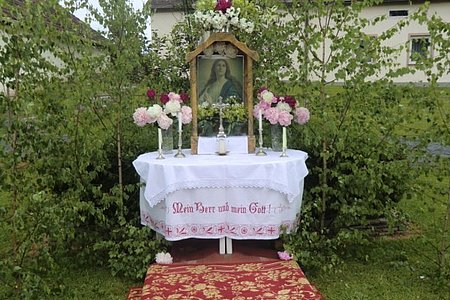 Der nächste Altar unweit der Statue des Hl. Johannes Nepomuk