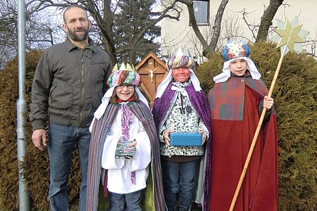 Walter Gretz war mit den Sternsingern in Walterschlag und Windhof unterwegs: Marie Scheidl, Jessica Fitzinger und Paul Scheidl. In Windhof begleitete als Ortskundige auch Andrea Dum diese Gruppe.