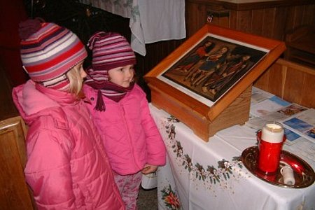 Tamara und Carina vor dem Bild der heiligen Familie