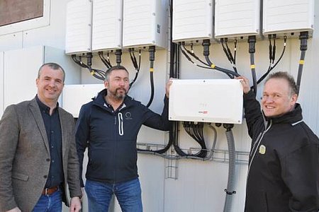 Dietmar Hipp, Andreas Kern und Andreas Haslinger erklären die Funktion des Wechselrichters. Hier wird der erzeugte Gleichstrom aus der PV- Anlage in Wechselstrom umgewandelt.