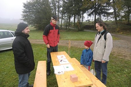 Suchen und Finden: Einen Fichten-Zapfen, ein Eichenblatt und ein KleeblattBetreuer: Markus Rabl und Harald Gretz