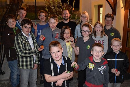 Nachdem alle Preise vergeben waren, stellten sich die Kinder und Jugendlichen sowie einige Helfer zu einem Erinnerungsfoto:Christoph Kurz, Christian Kurz, Stefan Scheidl, Leonie Kurz, Paul Scheidl, Markus Scheidl, Daniela Scheidl, Harald Gretz, Jennifer Witura, Marie Scheidl, Felix Scheidl, Cornelia Haider, Angelika Klenn und Martin Poinstingl