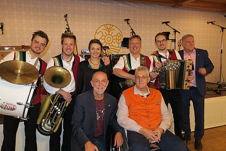 Lukas Eberharter, Michael Rieder, Kathrin Kopp, Herbert Kröll, Lukas Mitterer mit Bürgermeister Josef Schaen, Vizebürgermeister Günther Prinz und Organisator Sepp Krapfenbauer