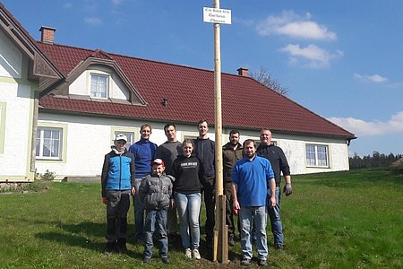 Der erste Baum steht: "Hoch lebe der Dorfhaus-Obmann"