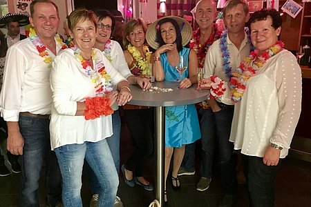 Gratulanten der Sektion Fit & Freizeit: Erich Koppensteiner, Hermine Prinz, Monika Koller, Roswitha Schaden, Manuela Haider, Josef Schaden, Franz Blauensteiner und Erna Göschl;