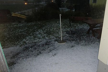 Wenige Minuten nach dem Unglück: Hagelkörnern und erste Auswirkungen des Sturms waren sichtbar