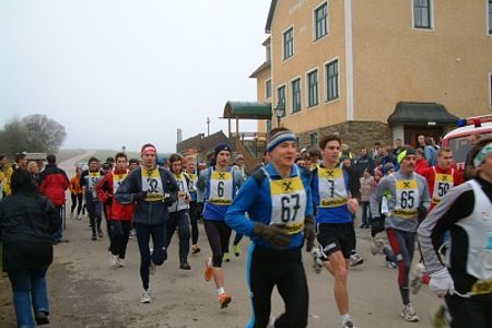 eine große Schar Läufer beim Martinilauf 2005 in Sallingstadt