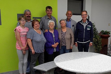 Cornelia Haider, Ortsparteiobmann Harald Zauner, Tochter Monika Palmetzhofer, Gemeinderat Alexander Scheidl, Jubilarin Rosa Weber, Tochter Herta Klenn, Vizebürgermeister Josef Schaden und Schwiegersohn Franz Klenn