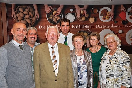 Vizebürgermeister Josef Schaden, Ortsparteiobmann Harald Zauner, Gatte Walter Liebenauer, Gemeinderat Alexander Scheidl, Jubilarin Herta Liebenauer, Vertreterin des Seniorenbundes Helene Scheidl und Schwägerin Christine Grübl