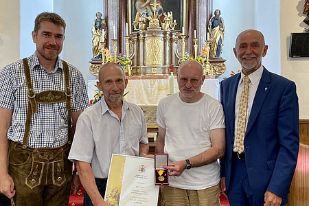 Stellvertretender Vorsitzende des Pfarrgemeinderates Alexander Scheidl, Walter Gretz, P. Daniel Gärtner und Bürgermeister Josef Schaden