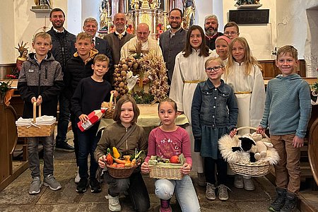 vorne: David Hipp, Tobias Hölzl, Luis Hipp, Felice Berger, Kathrin Steininger, Lara Hölzl, Valentina Meisel, Laura Boden, Astrid Krecek und Michael Holzmüllerhinten: Andreas Holzmüller, Vizebürgermeister Günther Prinz, Bürgermeister Josef Schaden, P. Daniel Gärtner, Christopher Edelmaier, Harald Zauner und Bernhard Krecek