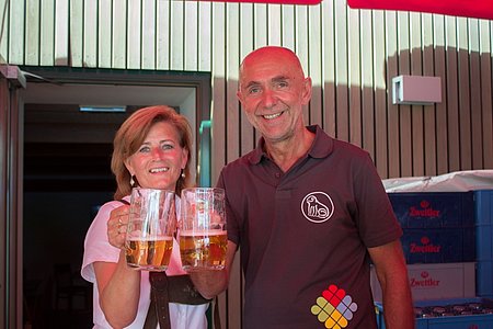 Roswitha und Josef Schaden begrüßten die Gäste im Dorfwirtshaus bei bestem Wetter.