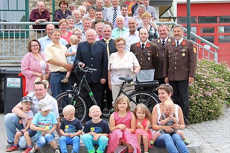 Fitz Poinstingl (Bildmitte) mit den Ehrengästen Bürgermeister Johann Hölzl, Vizebürgermeister Josef Schaden, Unterabschnittskommandant BR Ewald Edelmaier, Kommandant HBI Anton Hipp, Stellvertreter BI Wolfgang Weitzenböck, Verschönerungsvereinsobmann Josef Bauer, Stellvertreter Thomas Ruß, Seniorenbundobmann Johann Weber und Erika Artmann, Ortsparteiobmann Franz Karlinger und Ortsbauernratsobmann Martin Wally und der Familie.