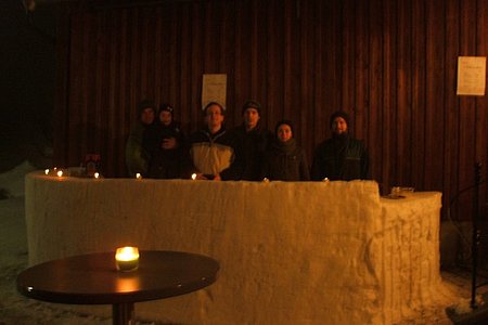 Viele Helfer waren bei der Schneebar beteiligt: Alexander und Pauli Scheidl, Georg Höllrigl, Markus Boden, Verena und Harald Gretz. Nicht am Bild: Klaus Krapfenbauer, Walter Gretz, Johannes Danzinger, Lydia Holzweber, Bernhard Kaufmann und Josef Scheidl
