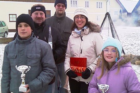 Matthias Hipp, Josef Bauer, Bernhard Kaufmann, Daniela Hipp und Theresa Maierhofer stellten sich zum Siegerfoto.