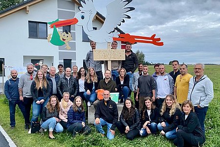 Gruppenfoto mit dem neuen Storch der Sallingstädter (gebastelt von Michael Hipp).