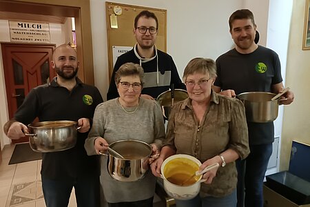 Fastensuppenessen in Walterschlag: Dorfhaus-Obmann Harald Gretz, Monika Gretz, VV-Obmann Markus Rabl, Maria Danzinger und Alexander Scheidl