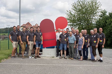 Alle Helfer beim Aufbau der Begrüßungsschilder sowie des Dorf- und Kirchenplatzes.