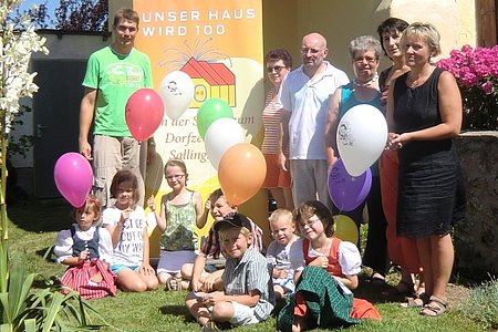 Ein Erinnerungsfoto mit einigen Helfern und Kindern:sitzend: Lilly Hipp, Lena Poppinger, Marie und Paul Scheidl, Jakob Hipp, Bernhard Krecek, Katrin Koppensteinerstehend: Alexander Scheidl, Mesnerin Gabi Koller, P. Daniel Gärtner, Gertrude Weitzenböck, Roswitha Oberbauer und Karin Böhm